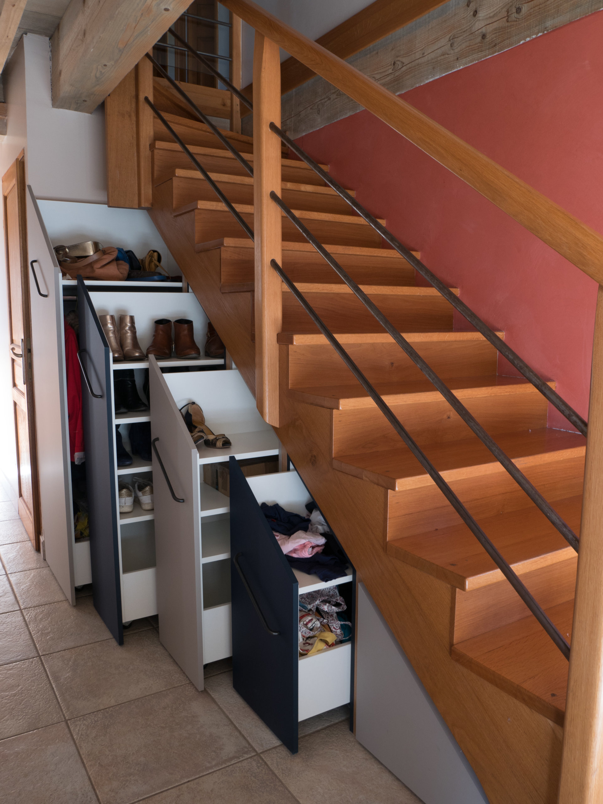 Intégration d'un meuble de rangement sur-mesure sous un escalier - ABEMA